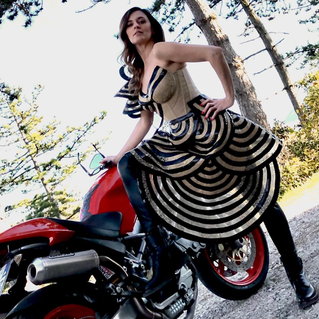 Creatività, moda e fashion art con Polina Lolova Immagine