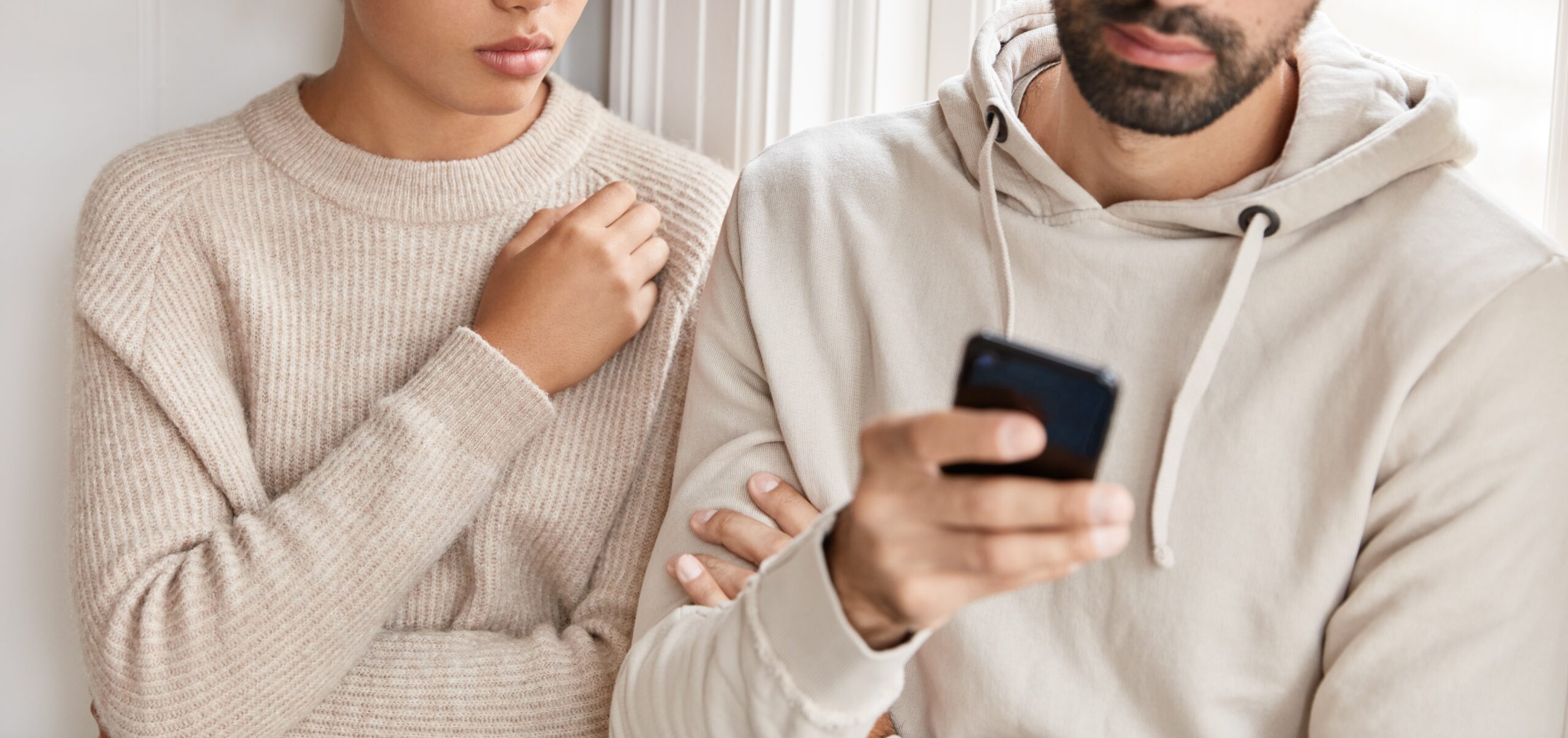 Spiare le chat del partner su WhatsApp è reato: si rischiano fino a 10 anni di carcere immagine