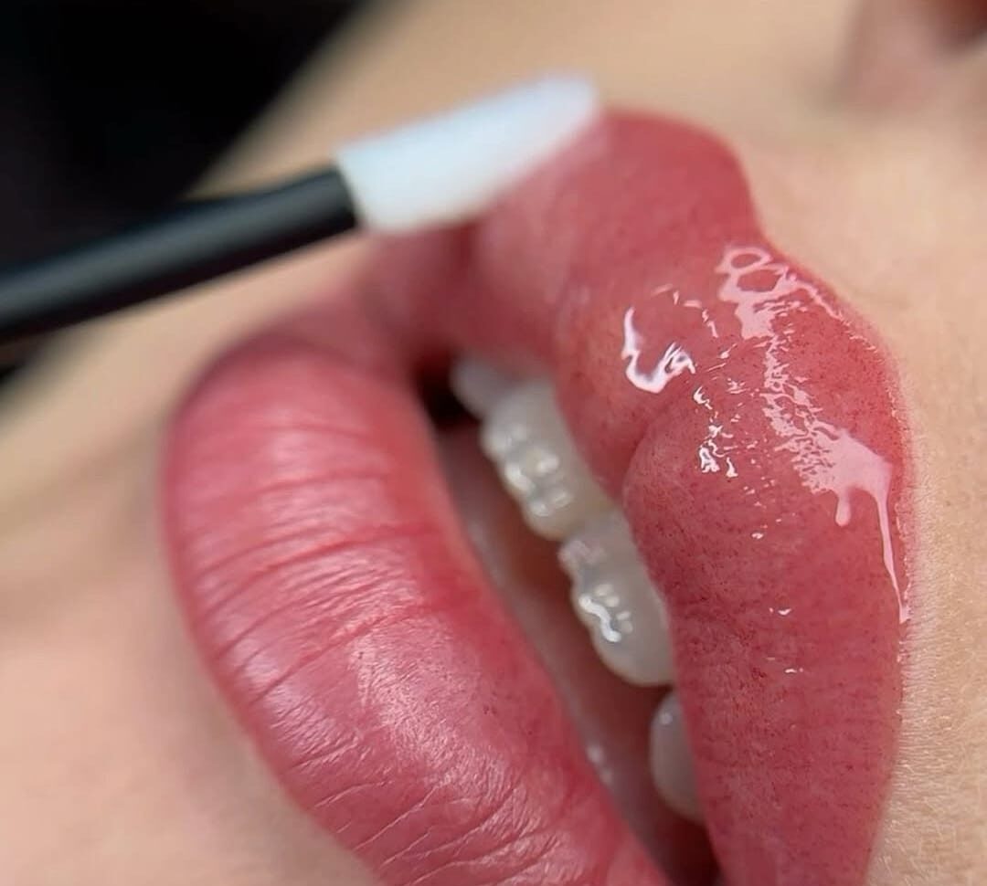 Bellezza Duratura: la Rivoluzione della Dermopigmentazione per Sopracciglia e Labbra immagine