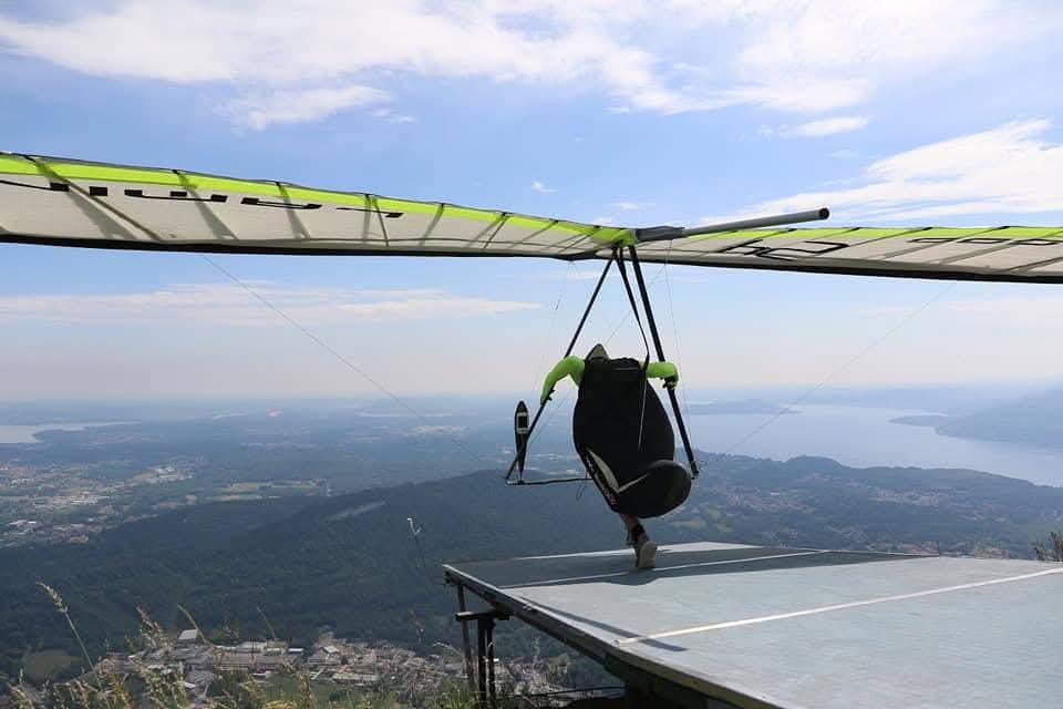 Sulle ali del vento: l’emozione del volo in deltaplano nel cielo di Laveno-Mombello Immagine