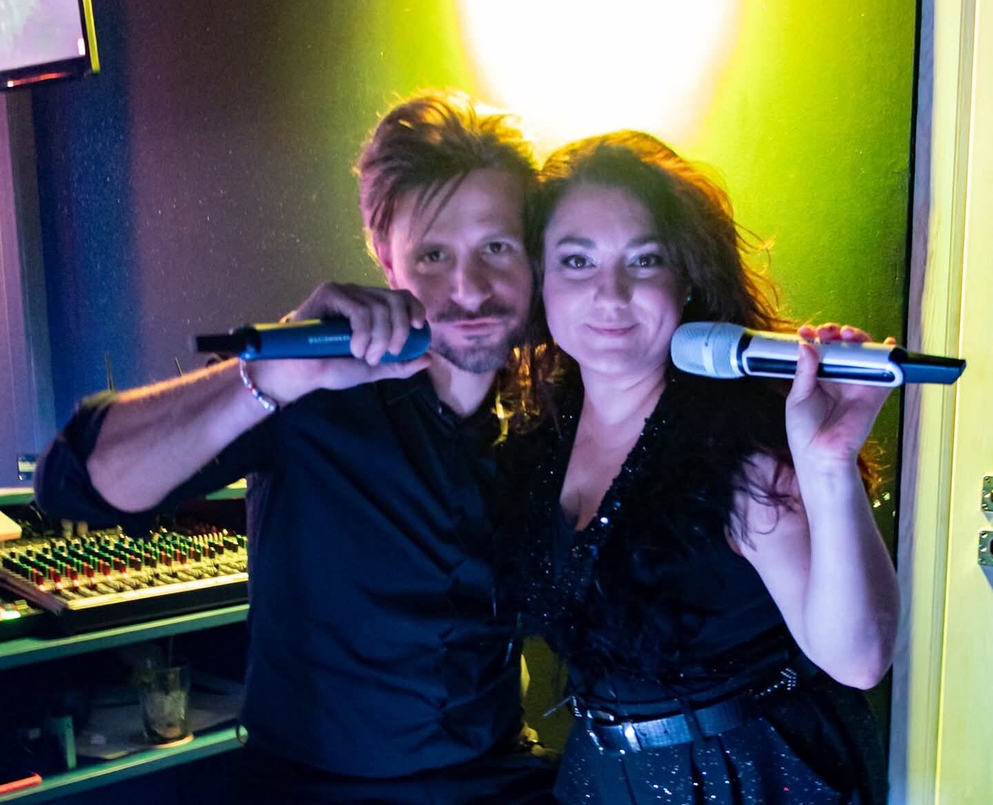 Due cuori e un microfono: La favola rock di Matteo e Serena – Family Music Duo Immagine