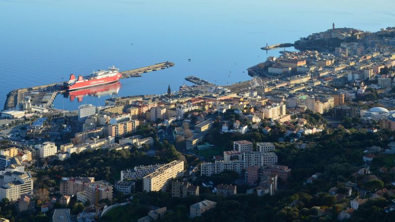 immagine Vivere vicino al mare: vantaggi e sfide nelle città come Ancona