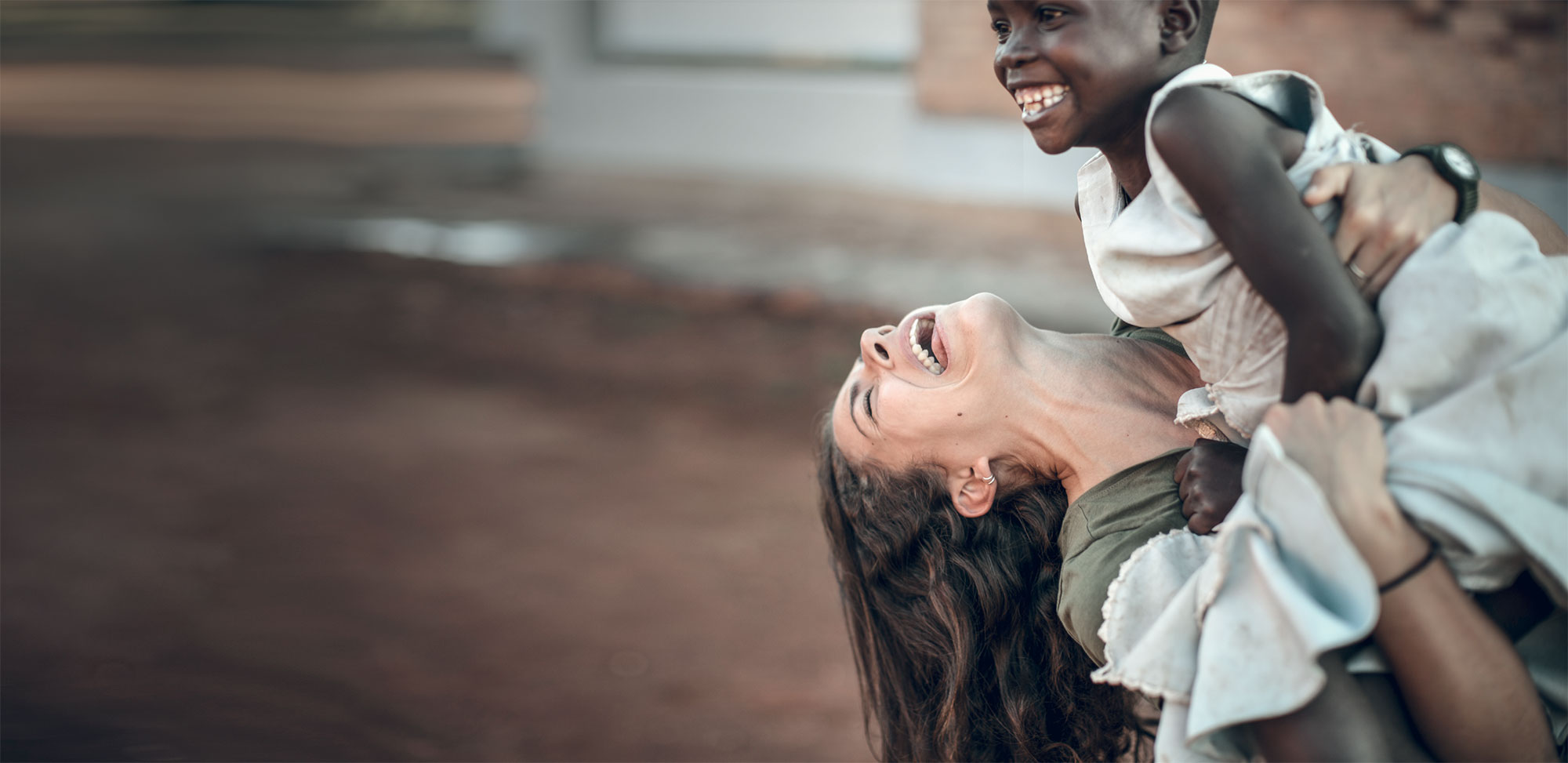 L’impronta della memoria: come il dono trasforma il distacco in valore sociale Immagine