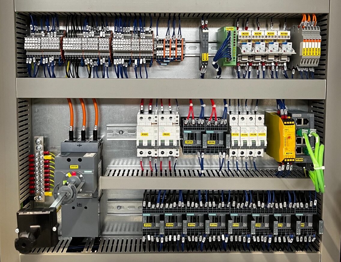 F&M Elettrica: soluzioni su misura per quadri elettrici industriali e di distribuzione a Caronno Pertusella, Varese immagine