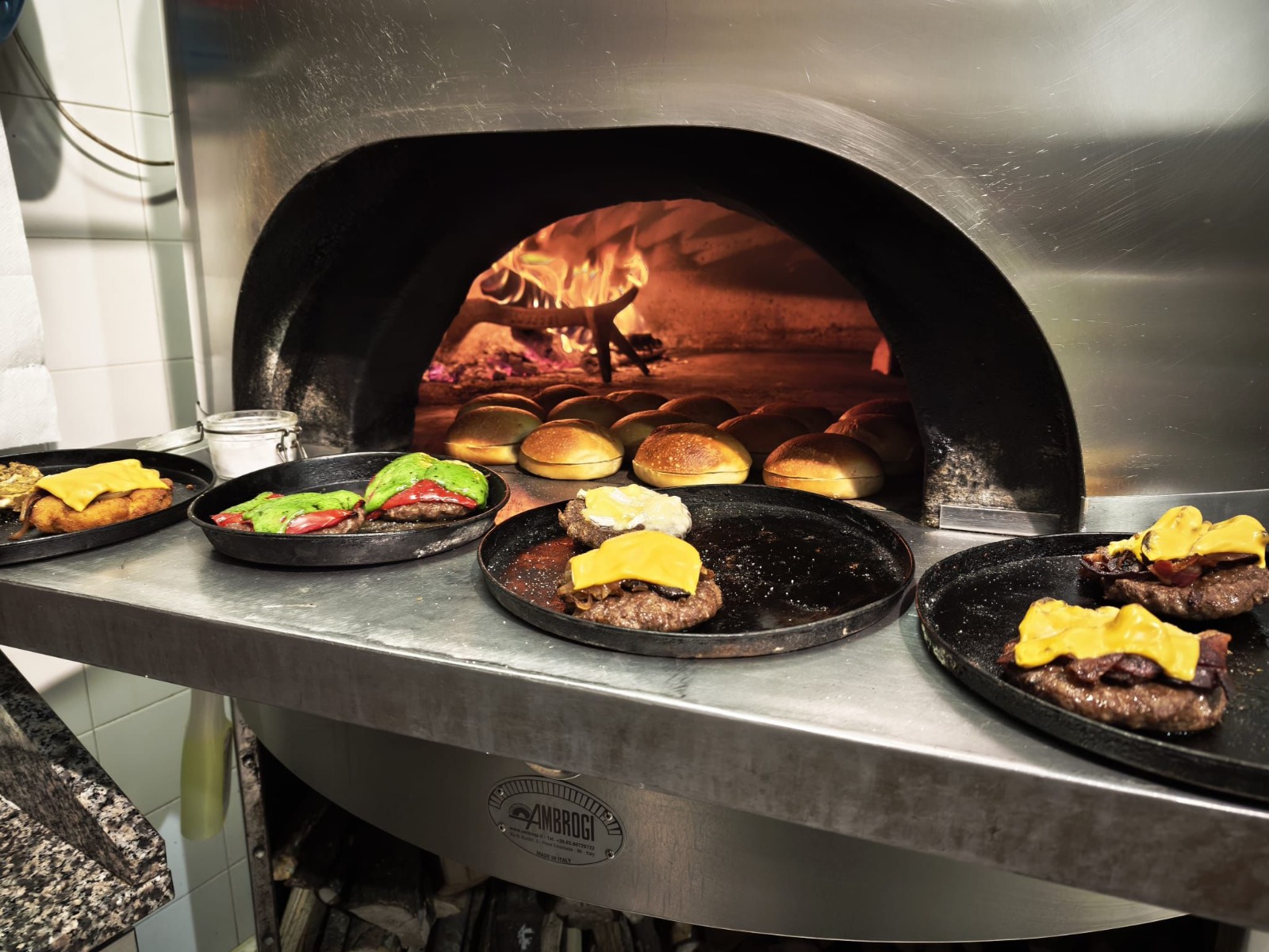 Peter’s Hamburgeria: una storia di passione, famiglia e resilienza a Dorno in provincia di Pavia Immagine