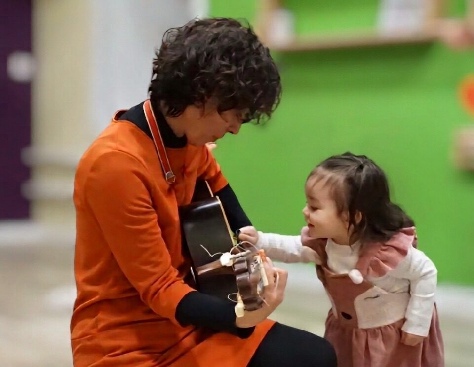 Educare nella contemporaneità: Laura Garella tra laboratori musicali e metodo Montessori Immagine