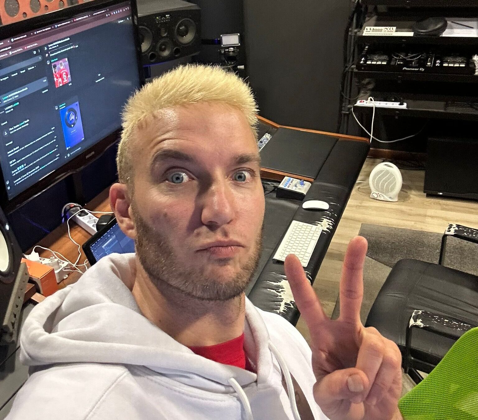 Roberto Genga: Il Viaggio di un’Anima Creativa tra Poesia, Musica e Moda Immagine