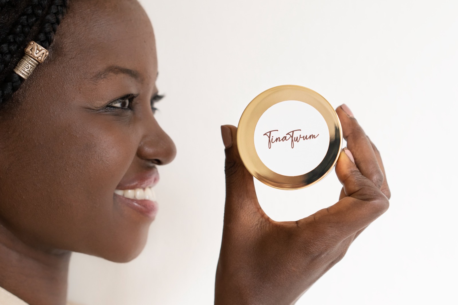 Tina Twum: bellezza, identità e inclusività nel mondo della cosmetica Immagine