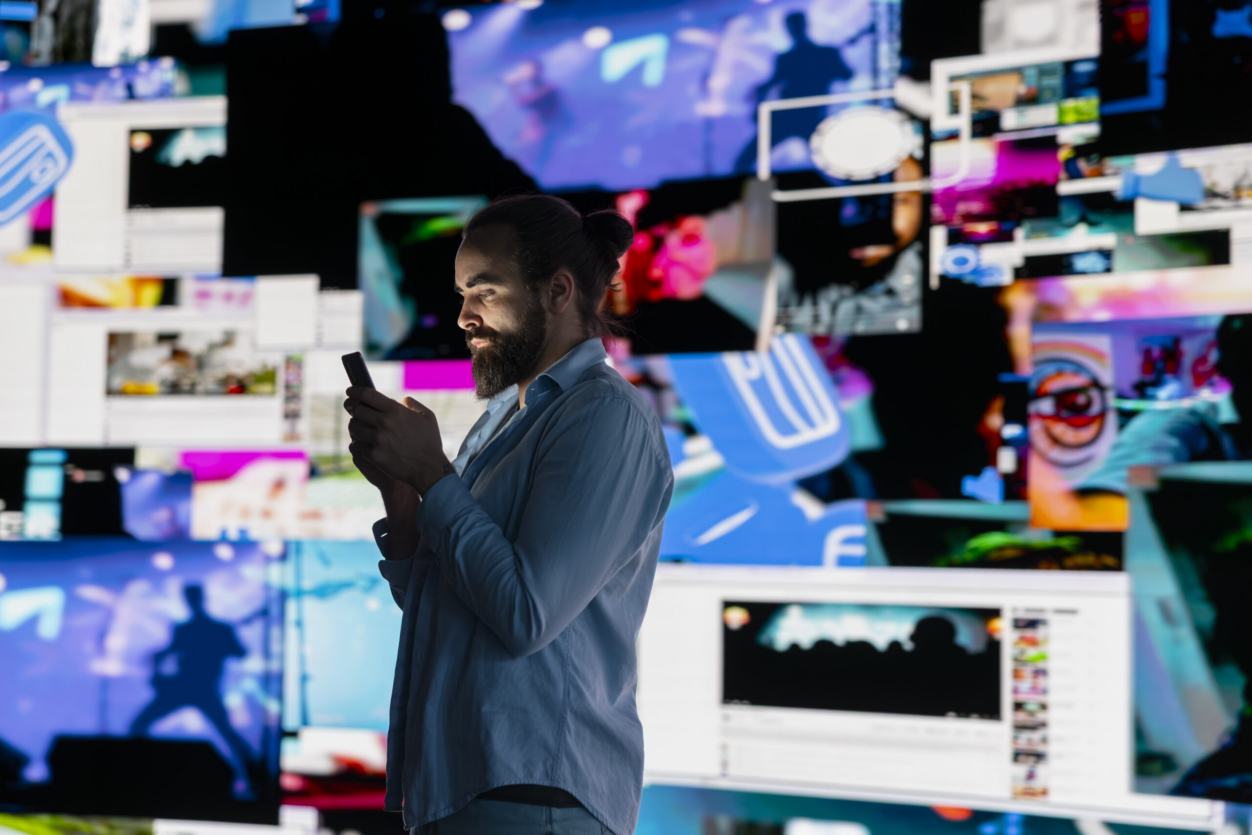 immagine Transmedia storytelling: costruire universi narrativi fluidi tra film, serie, podcast e social