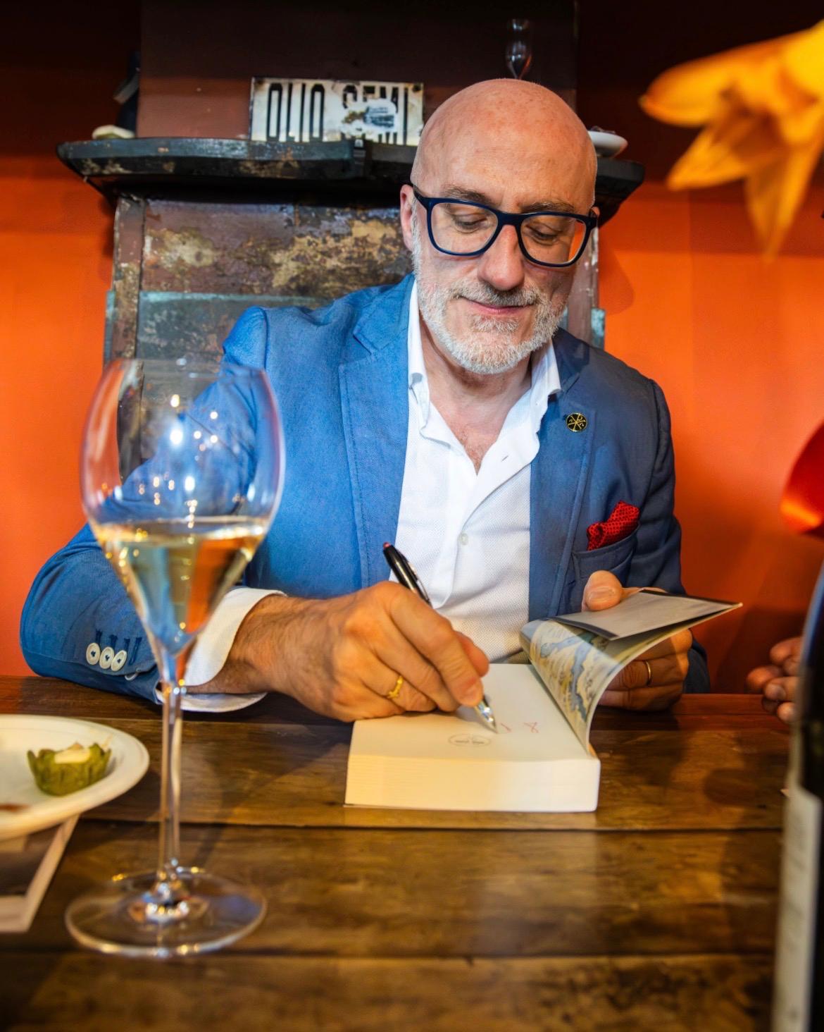 Tra vino, storia e anima: Pietro Bazzoni si racconta, tra l’Osteria Il Governo 1801 e il romanzo “Il Governo del tempo” immagine